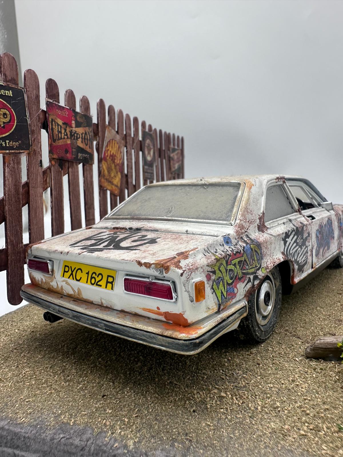 1/18 Ölçekli Bburago Lisanslı Rolls Royce Diorama - "Joker'in Paslı Arabası" Konseptli Özel Koleksiyon