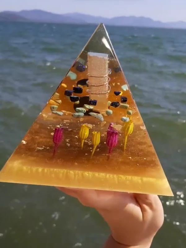 Eşsiz Mars Temalı Piramit Tasarımı