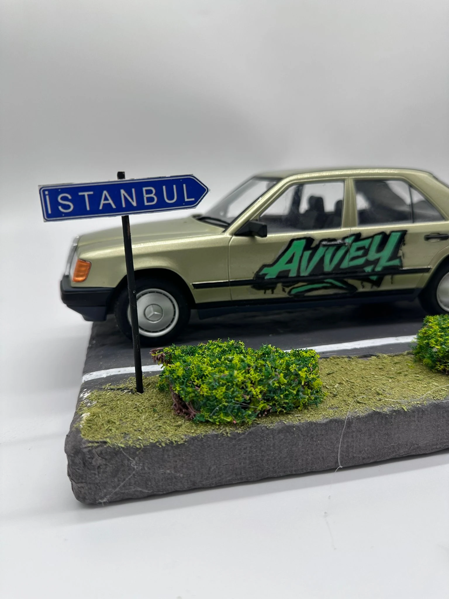 1/18 Ölçekli Norev Lisanslı Mercedes-Benz W124 (E Serisi) "Avvey Yolculuğu" Özel Diorama
