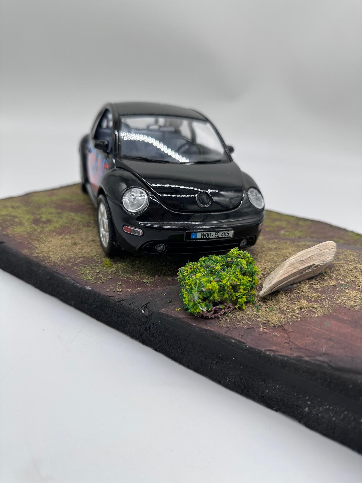 1/18 Ölçekli Bburago Lisanslı VW New Beetle (1998) - Sokak Sanatı Graffiti Diorama