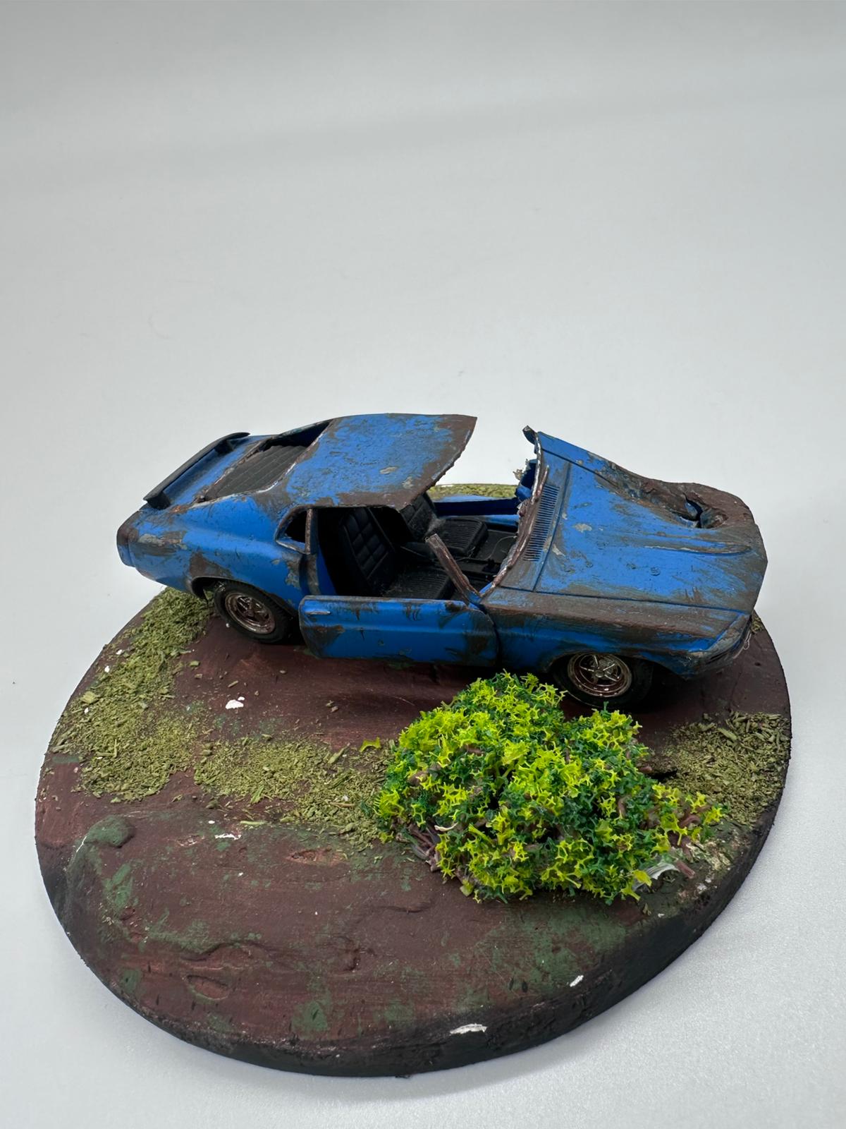 1/36 Ölçekli Welly Lisanslı Ford Mustang - "Post-Apokaliptik Hurda" Dioraması
