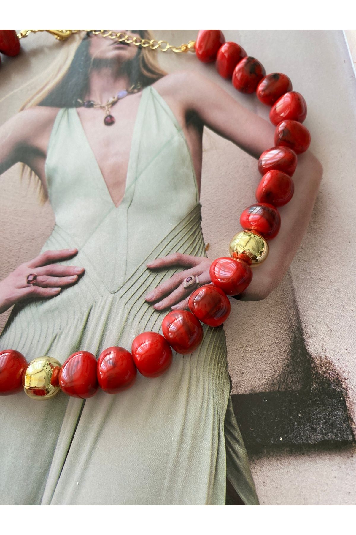 Kırmızı İri Boncuklu Yazlık Kadın Kolye – Modern ve Şık Tasarım