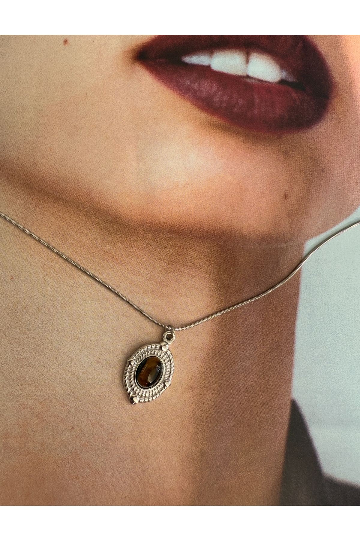 Oval Taşlı Kararmaz Çelik Kadın Gümüş Renk Kolye – Modern ve Şık Tasarım