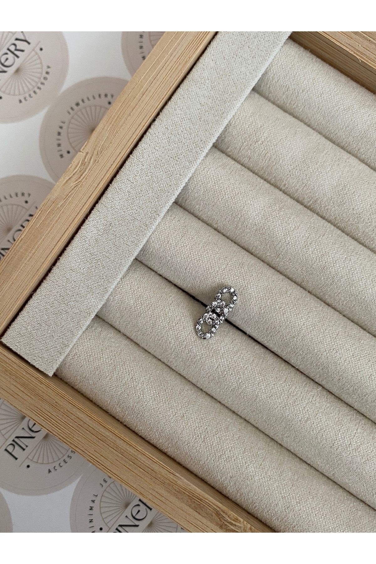 Kadın Zirkon Taşlı 8 Bar Düz Kapama Cerrahi Çelik Piercing ( Tragus Helix Kıkırdak )