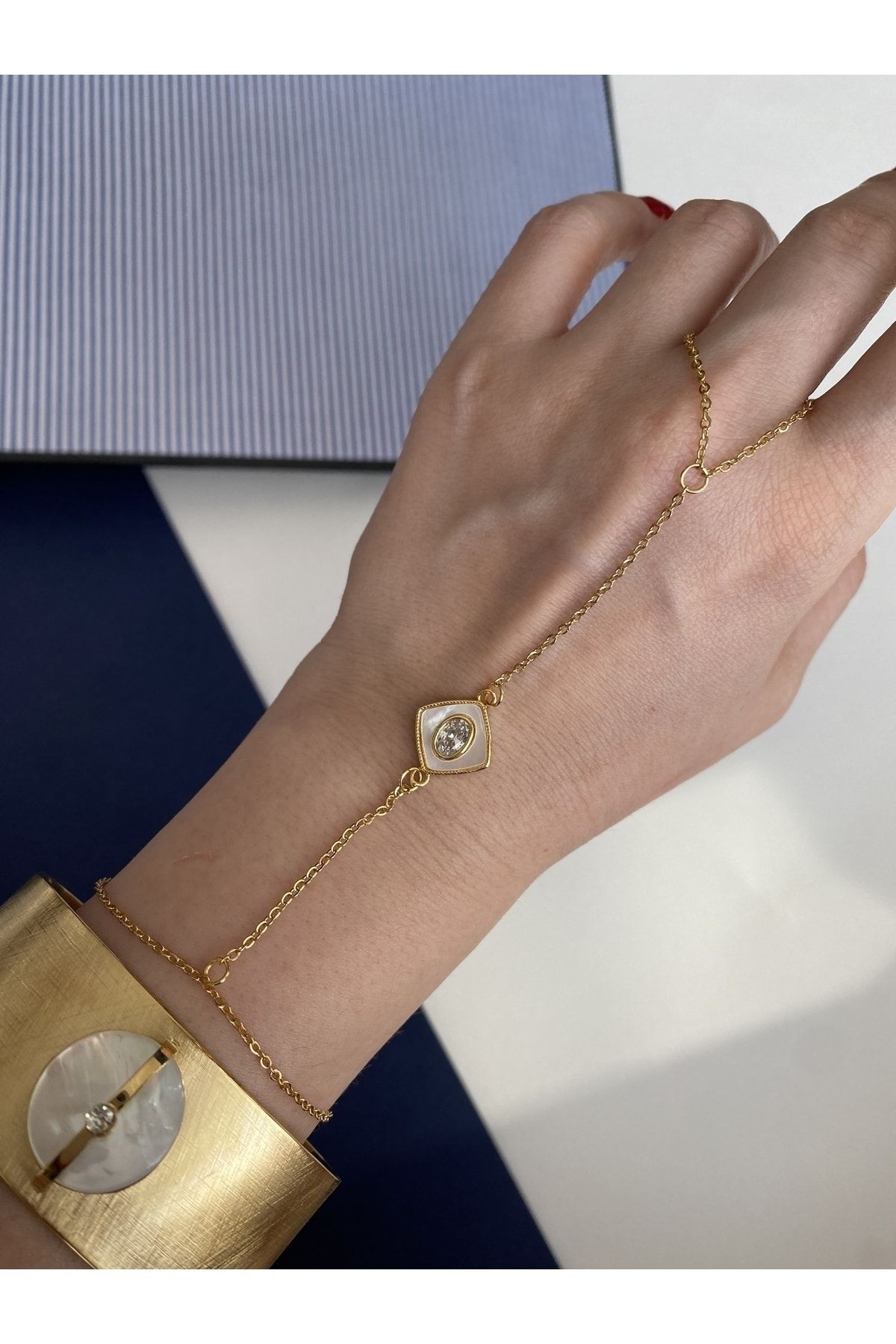 Beyaz Mineli Şeffaf Taş Kare Model Gold Zincir Şahmeran