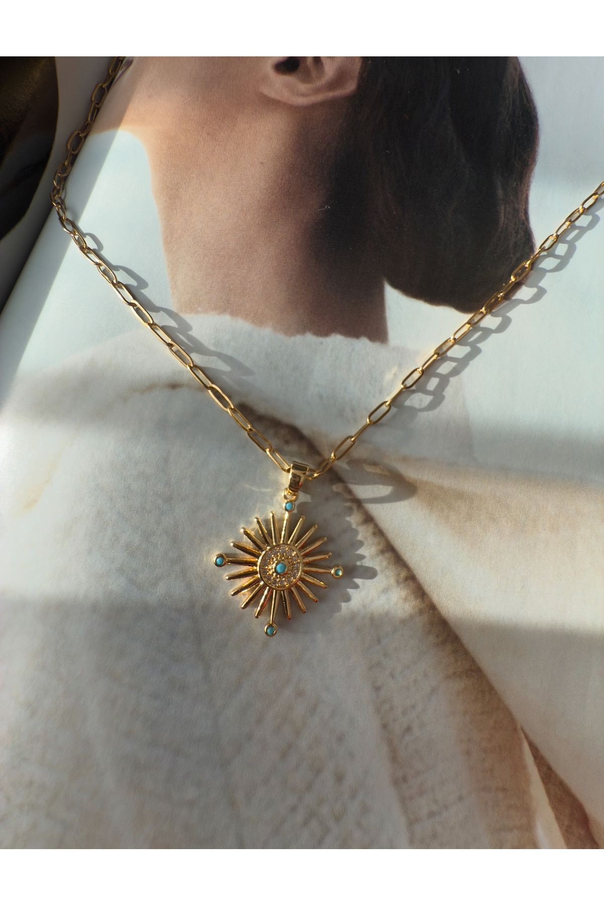 Firüze Taşlı Güneş Kararmaz Çelik Kadın Gold Kolye – Modern ve Şık Tasarım