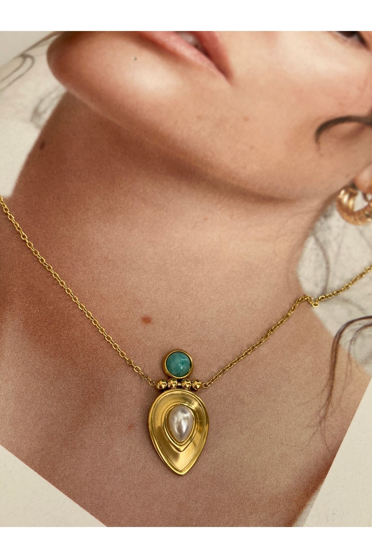 Firuze İnci Taşlı Kalkan Gold Paslanmaz Çelik Kadın Kolye – Modern ve Şık Tasarım