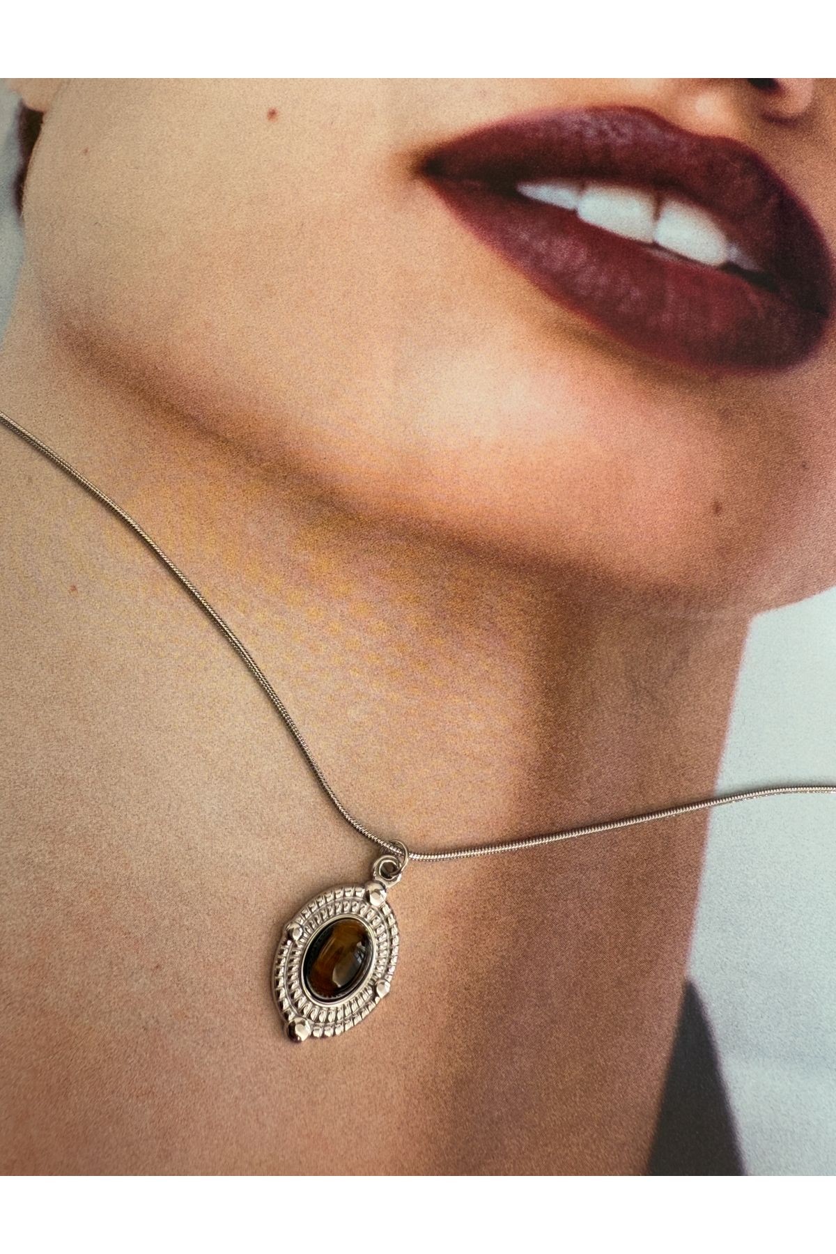 Oval Taşlı Kararmaz Çelik Kadın Gümüş Renk Kolye – Modern ve Şık Tasarım