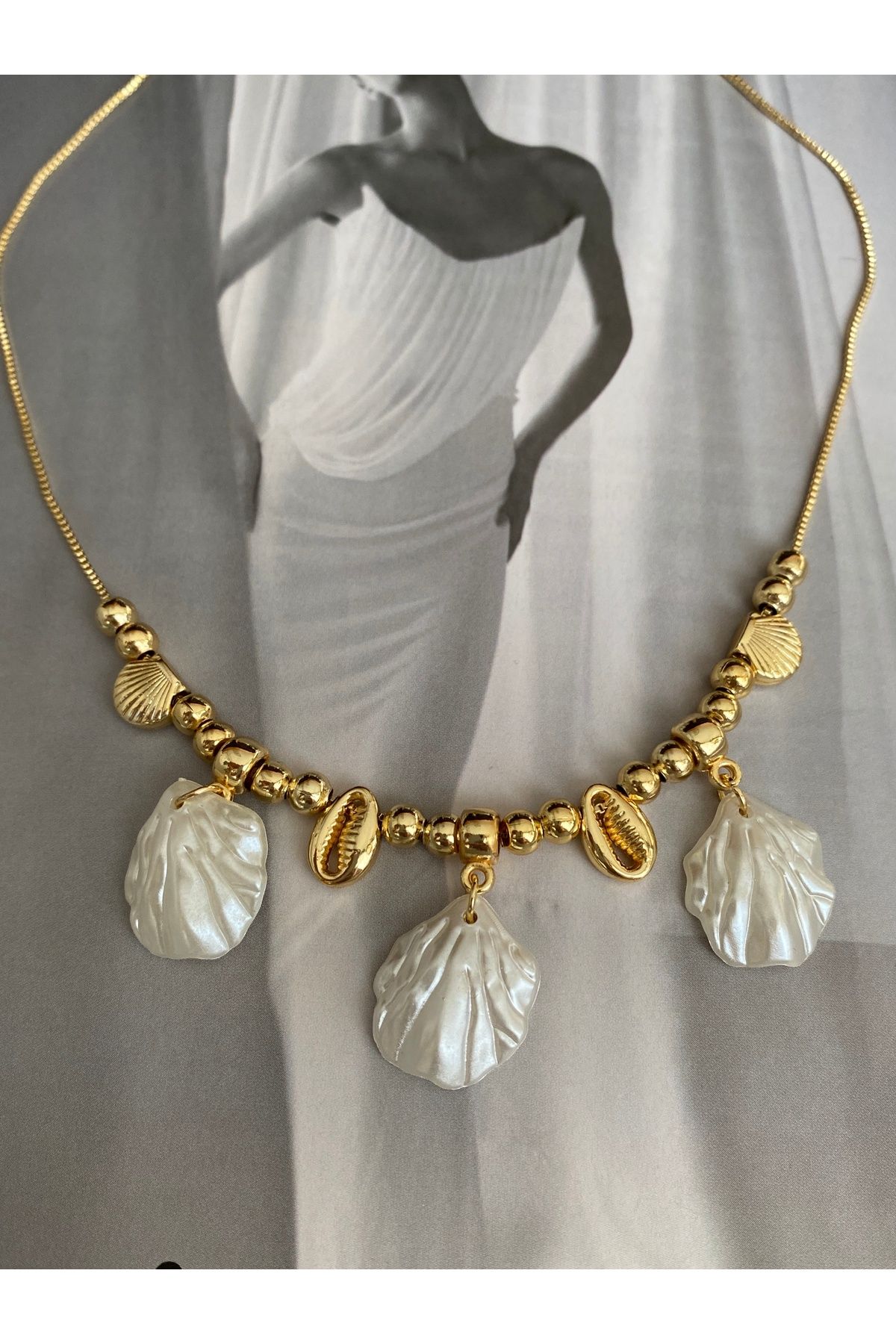 Sıralı Deniz Kabuğu İncili Yazlık Kadın Kolye – Modern ve Şık Tasarım