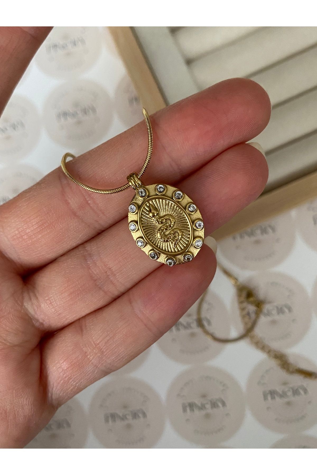 Oval Taş Işlemeli Yılan Paslanmaz Çelik Kararmaz Kadın Kolye – Modern Ve Şık Tasarım