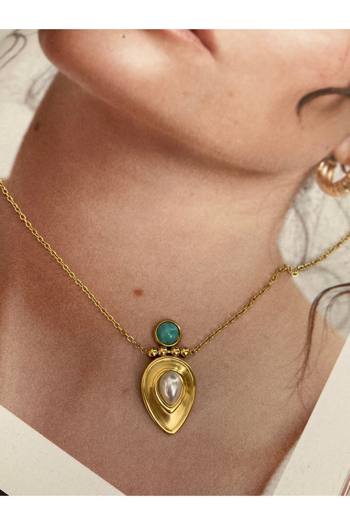 Firuze İnci Taşlı Kalkan Gold Paslanmaz Çelik Kadın Kolye – Modern ve Şık Tasarım