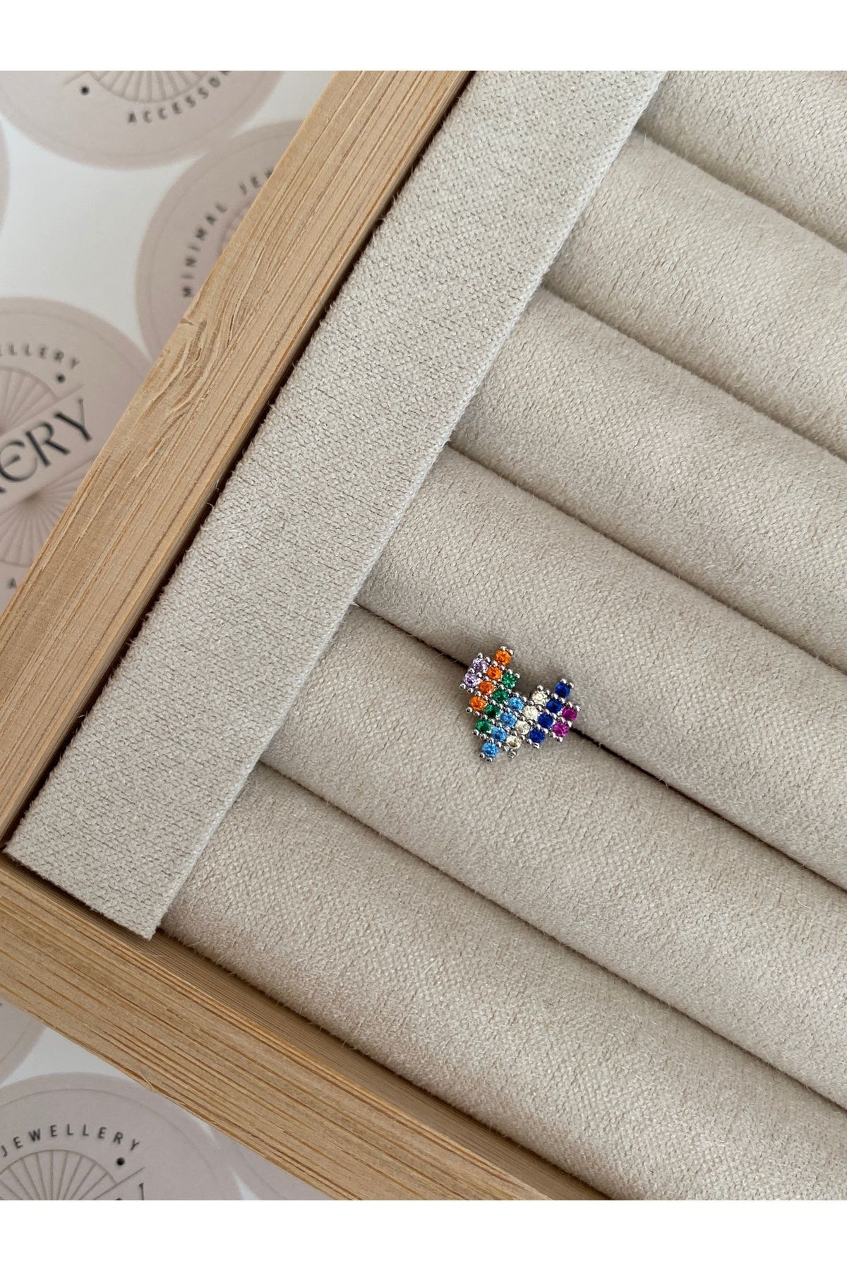 Kadın Zirkon Taşlı 8 Bar Düz Kapama Cerrahi Çelik Piercing ( Tragus Helix Kıkırdak )