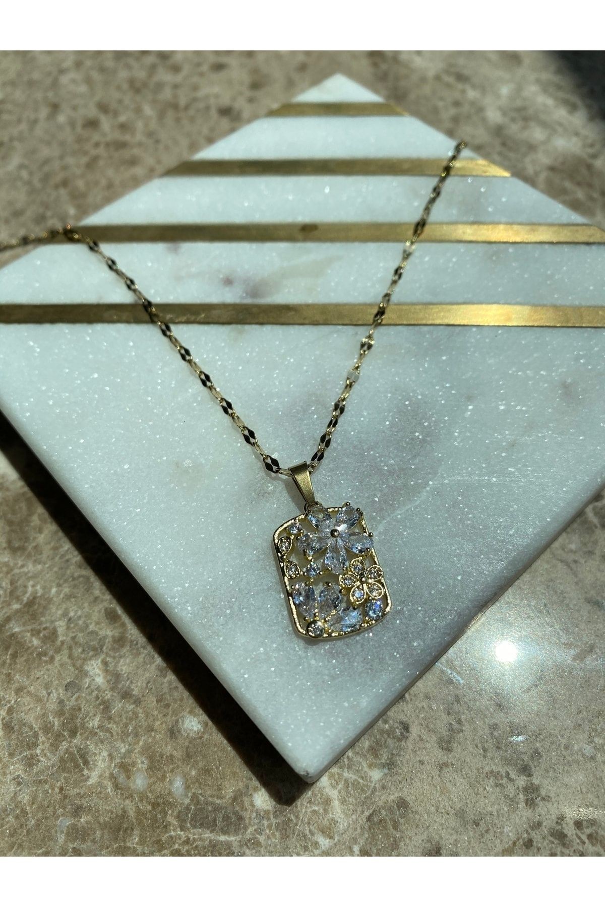 Taşlı Çiçek Gold Kararmaz Çelik Kolye