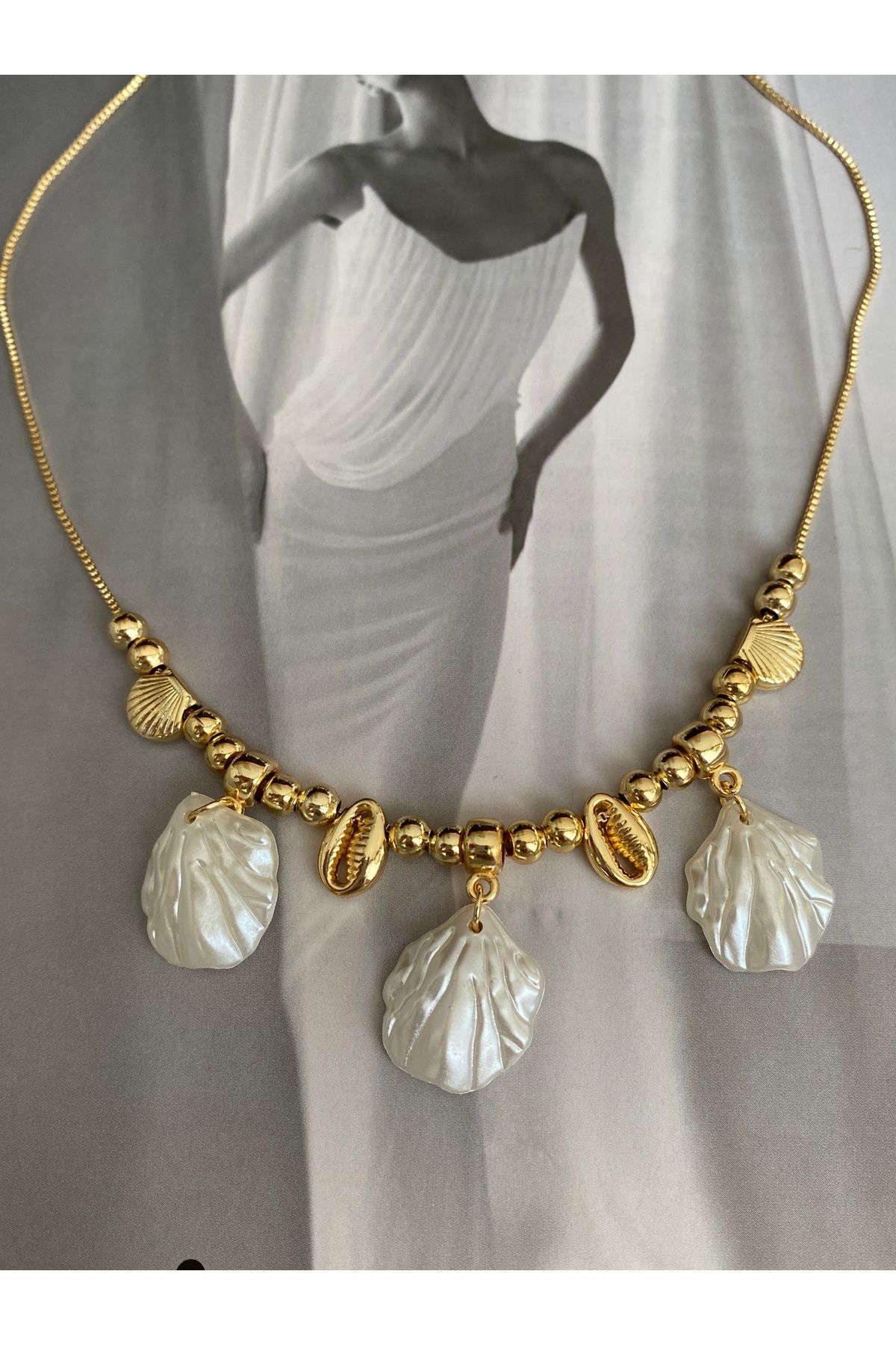 Sıralı Deniz Kabuğu İncili Yazlık Kadın Kolye – Modern ve Şık Tasarım