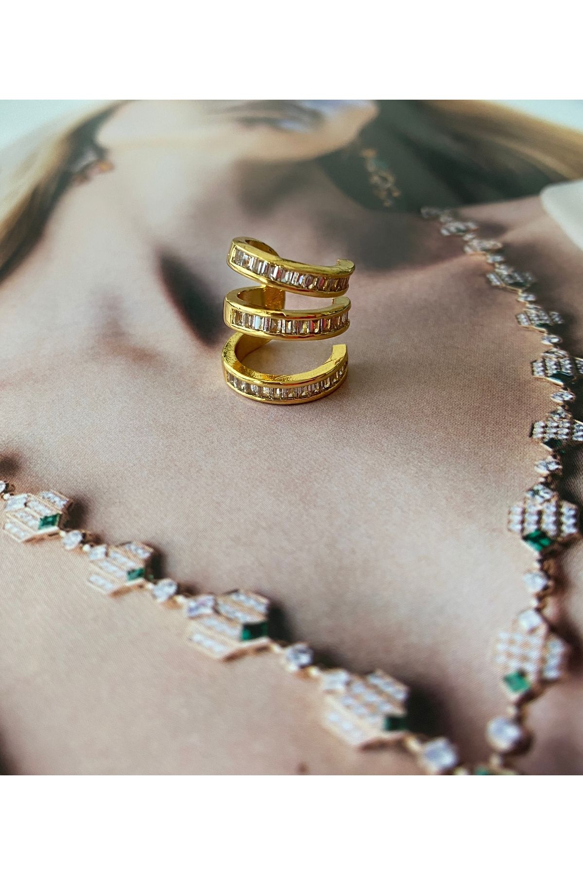 3 Sıra Kare Taşlı Kadın Kıkırdak Küpe