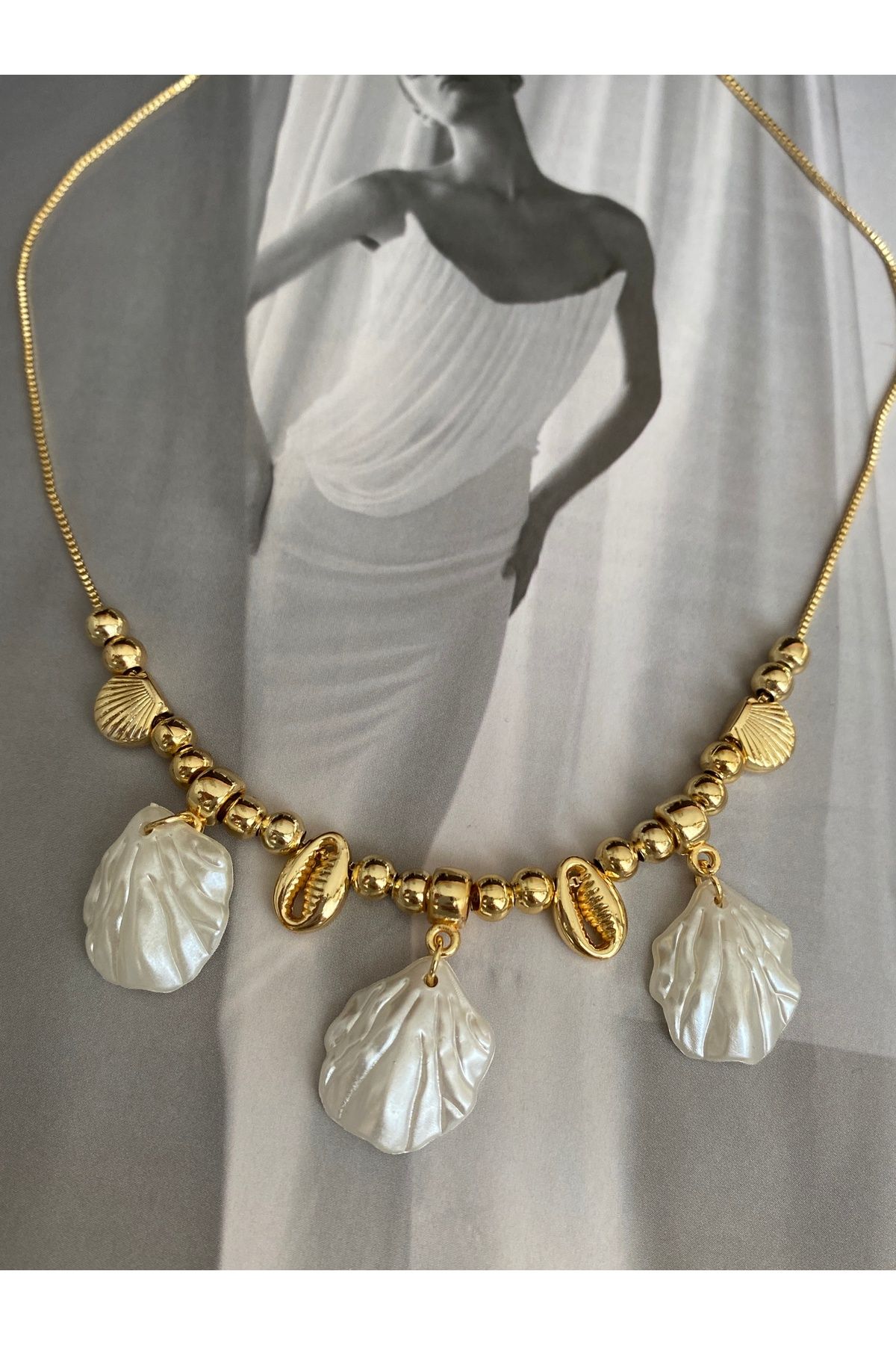 Sıralı Deniz Kabuğu İncili Yazlık Kadın Kolye – Modern ve Şık Tasarım