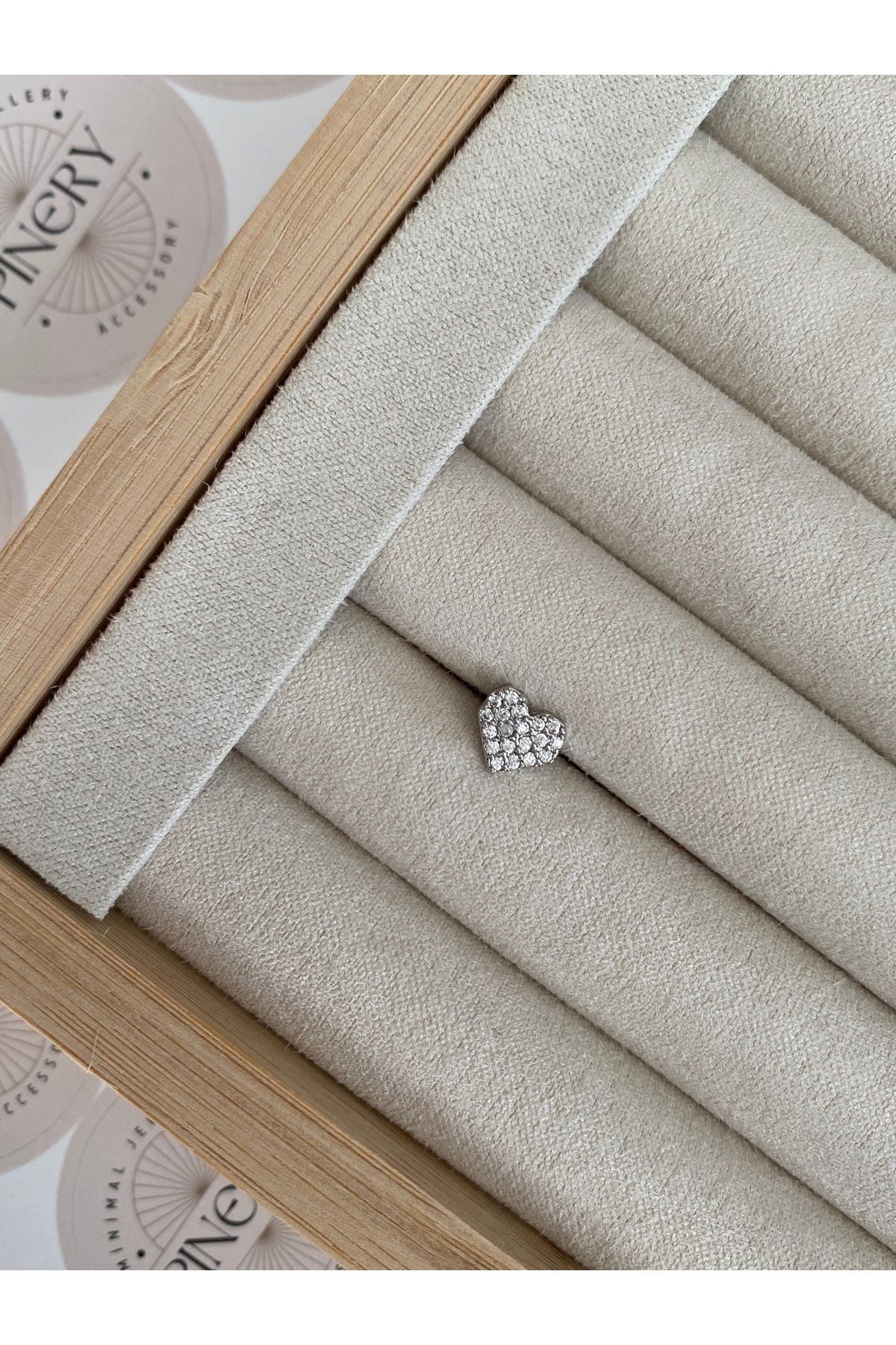 Kadın Zirkon Taşlı 8 Bar Düz Kapama Cerrahi Çelik Piercing ( Tragus Helix Kıkırdak )