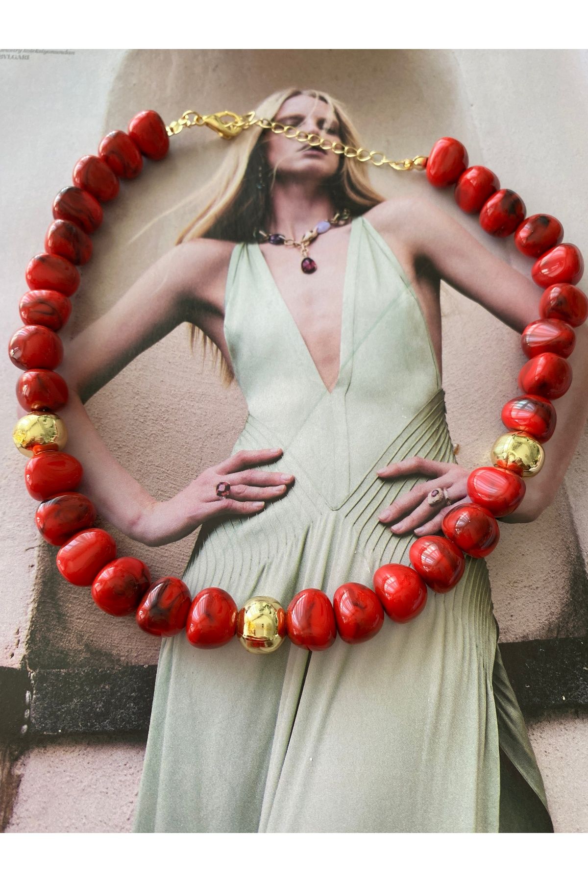 Kırmızı İri Boncuklu Yazlık Kadın Kolye – Modern ve Şık Tasarım