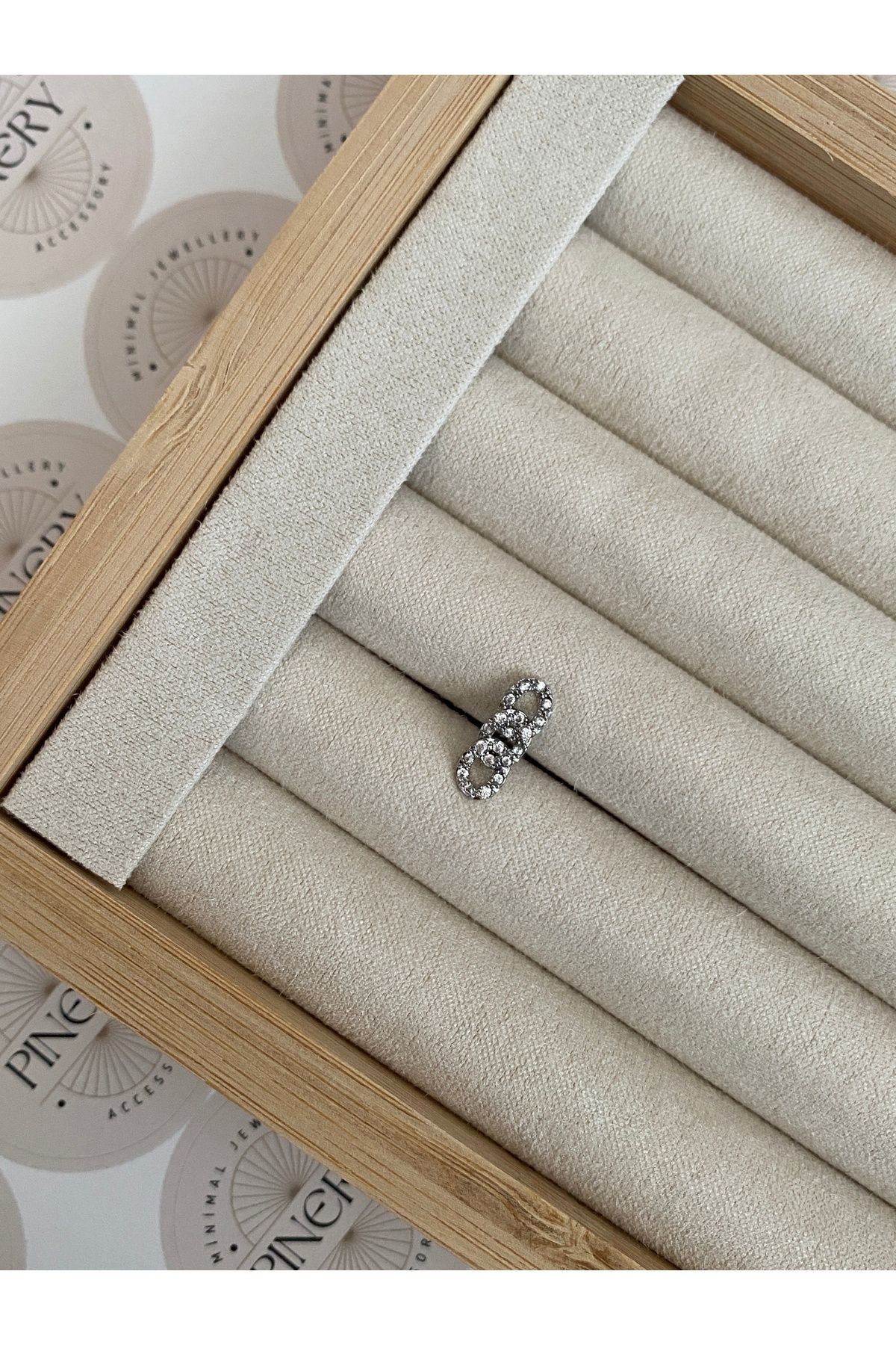 Kadın Zirkon Taşlı 8 Bar Düz Kapama Cerrahi Çelik Piercing ( Tragus Helix Kıkırdak )