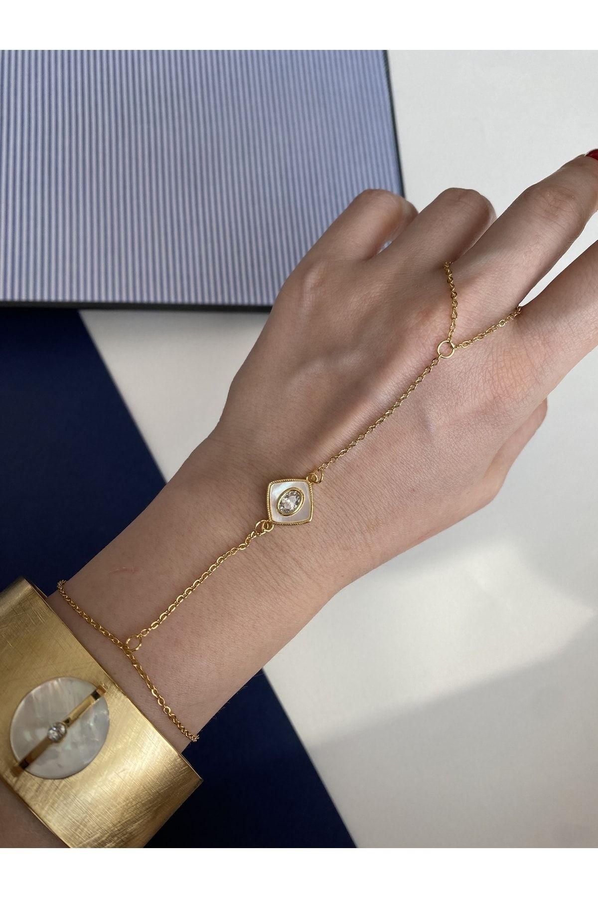Beyaz Mineli Şeffaf Taş Kare Model Gold Zincir Şahmeran