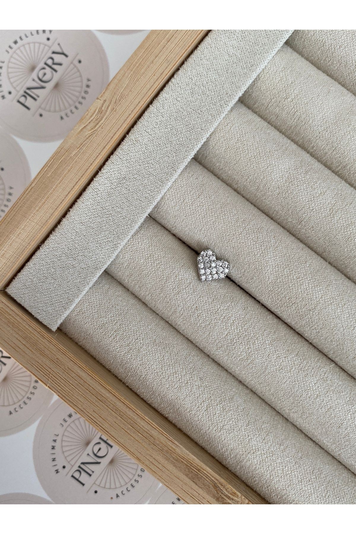 Kadın Zirkon Taşlı 8 Bar Düz Kapama Cerrahi Çelik Piercing ( Tragus Helix Kıkırdak )