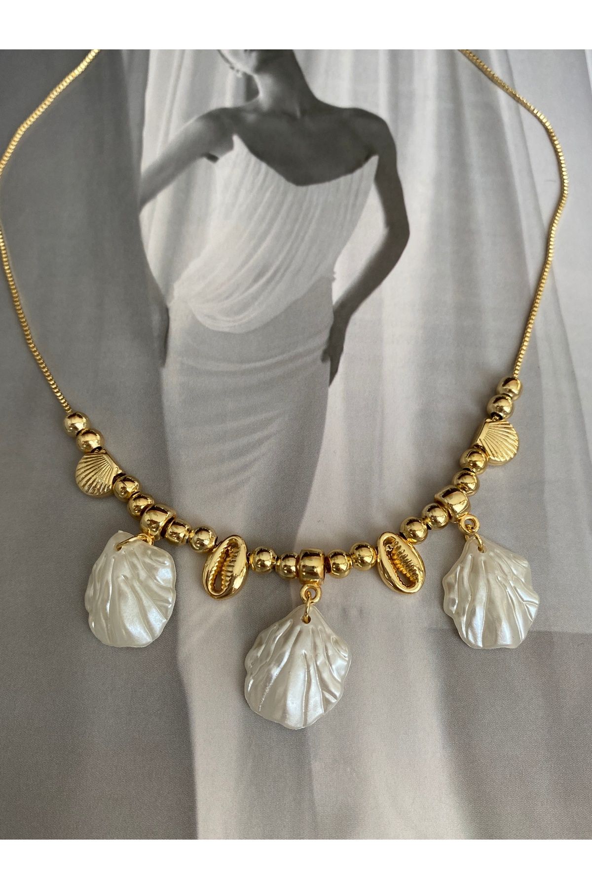 Sıralı Deniz Kabuğu İncili Yazlık Kadın Kolye – Modern ve Şık Tasarım