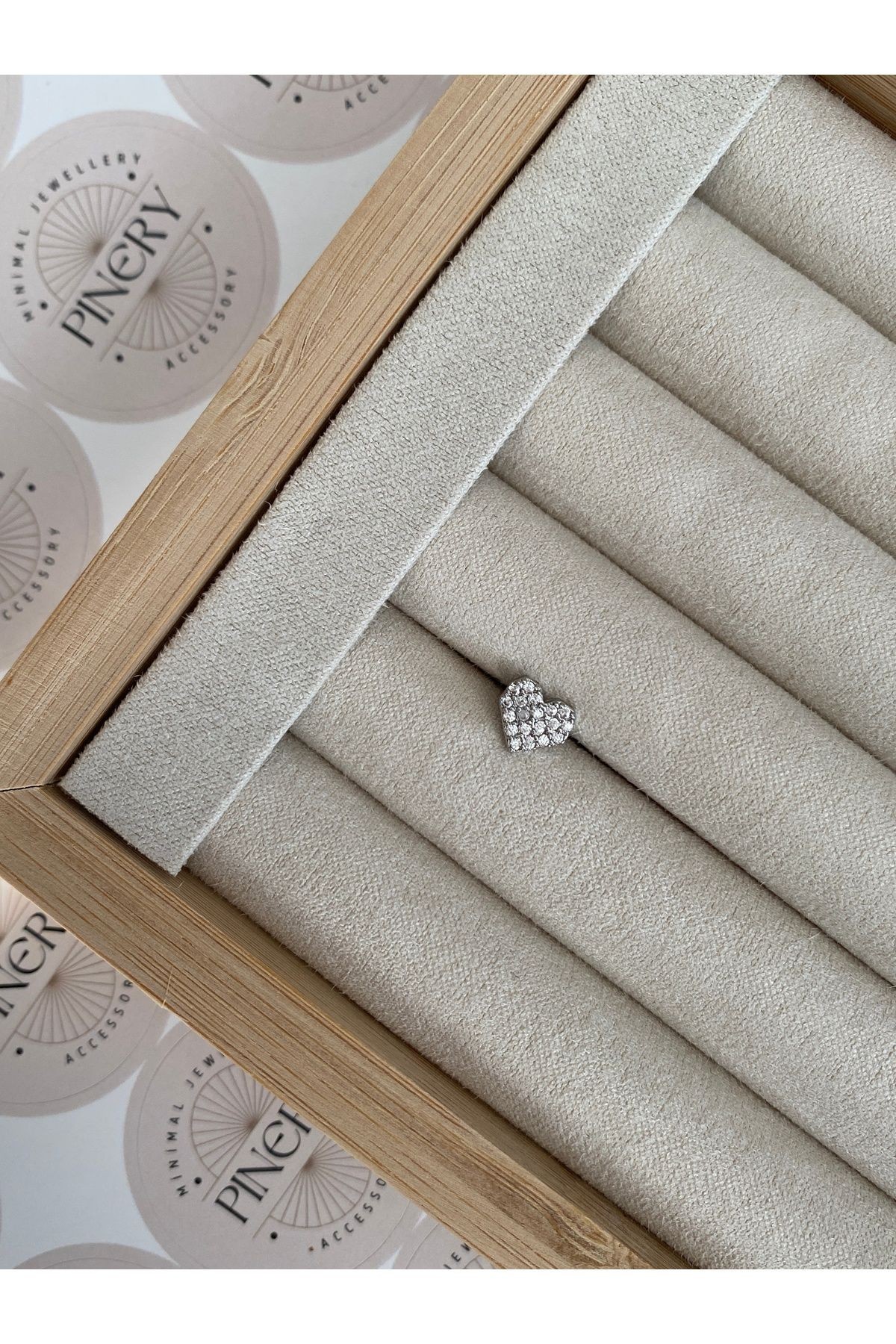 Kadın Zirkon Taşlı 8 Bar Düz Kapama Cerrahi Çelik Piercing ( Tragus Helix Kıkırdak )