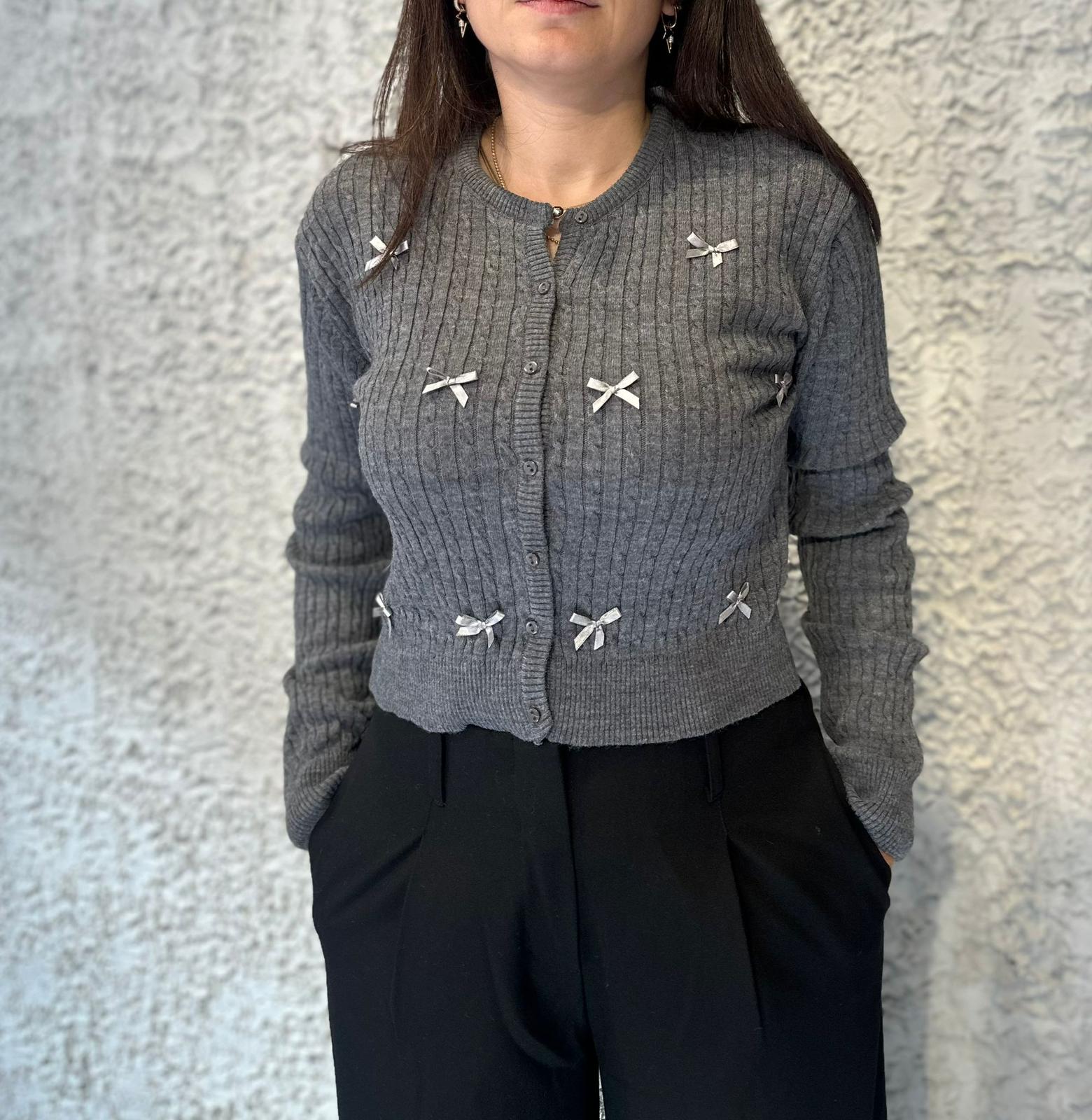 Kurdele Detaylı Koyu Gri Hırka