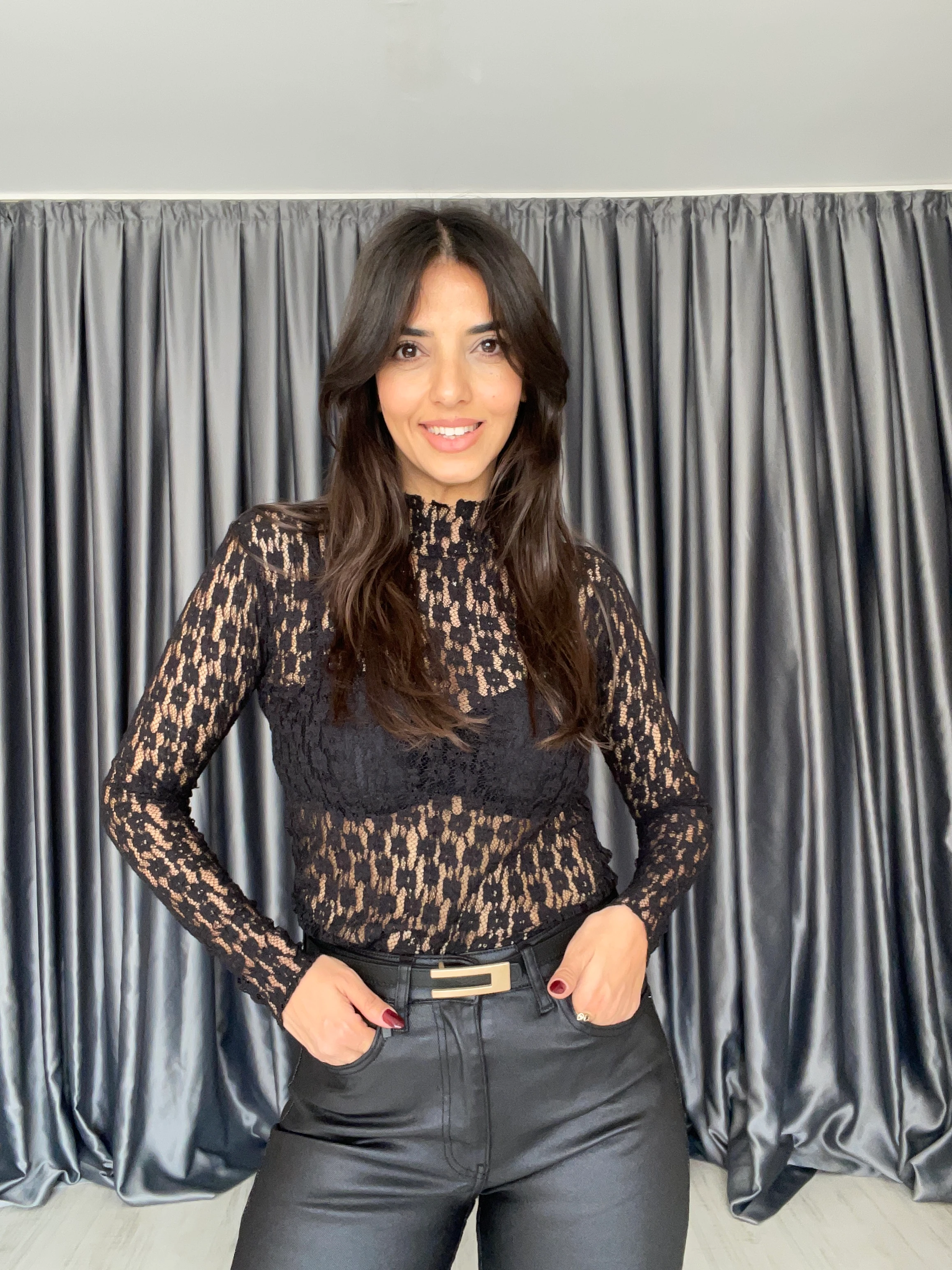 Çiçek Detaylı Dantel Bluz - Siyah