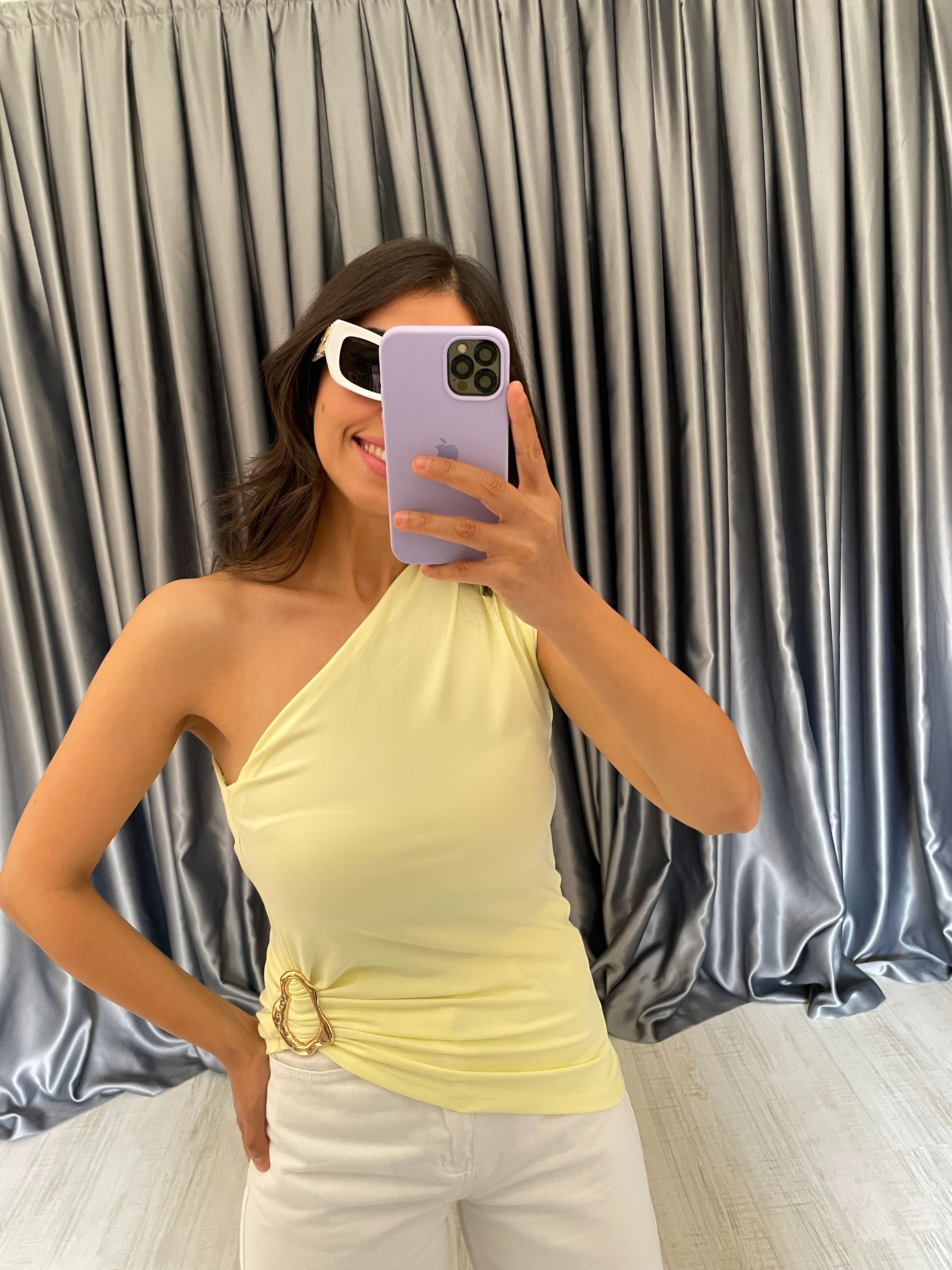 Beli Gold Aksesuar Detaylı Tek Omuz Bluz