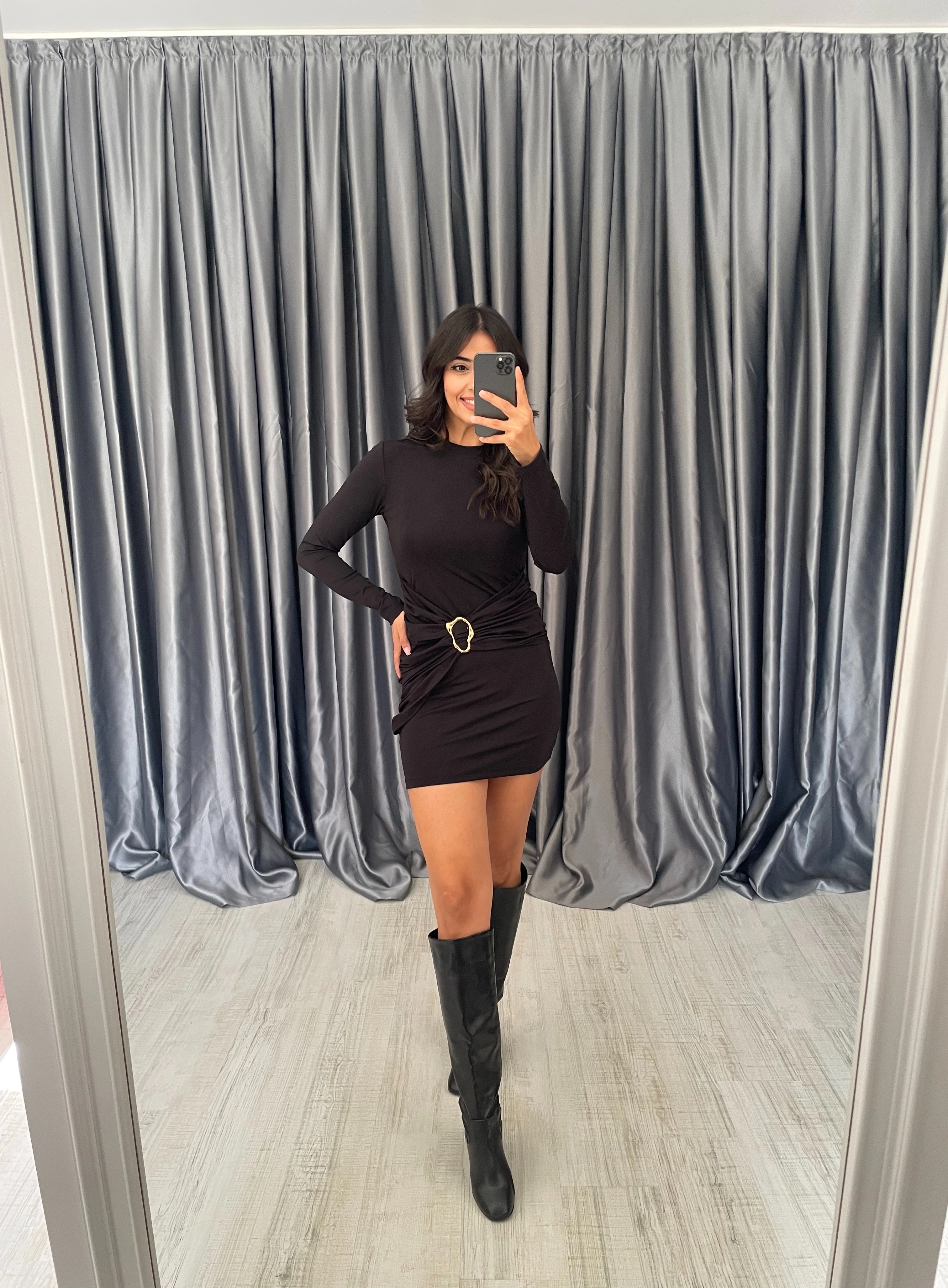 Önü Drapeli Gold Toka Detaylı Elbise  - Siyah