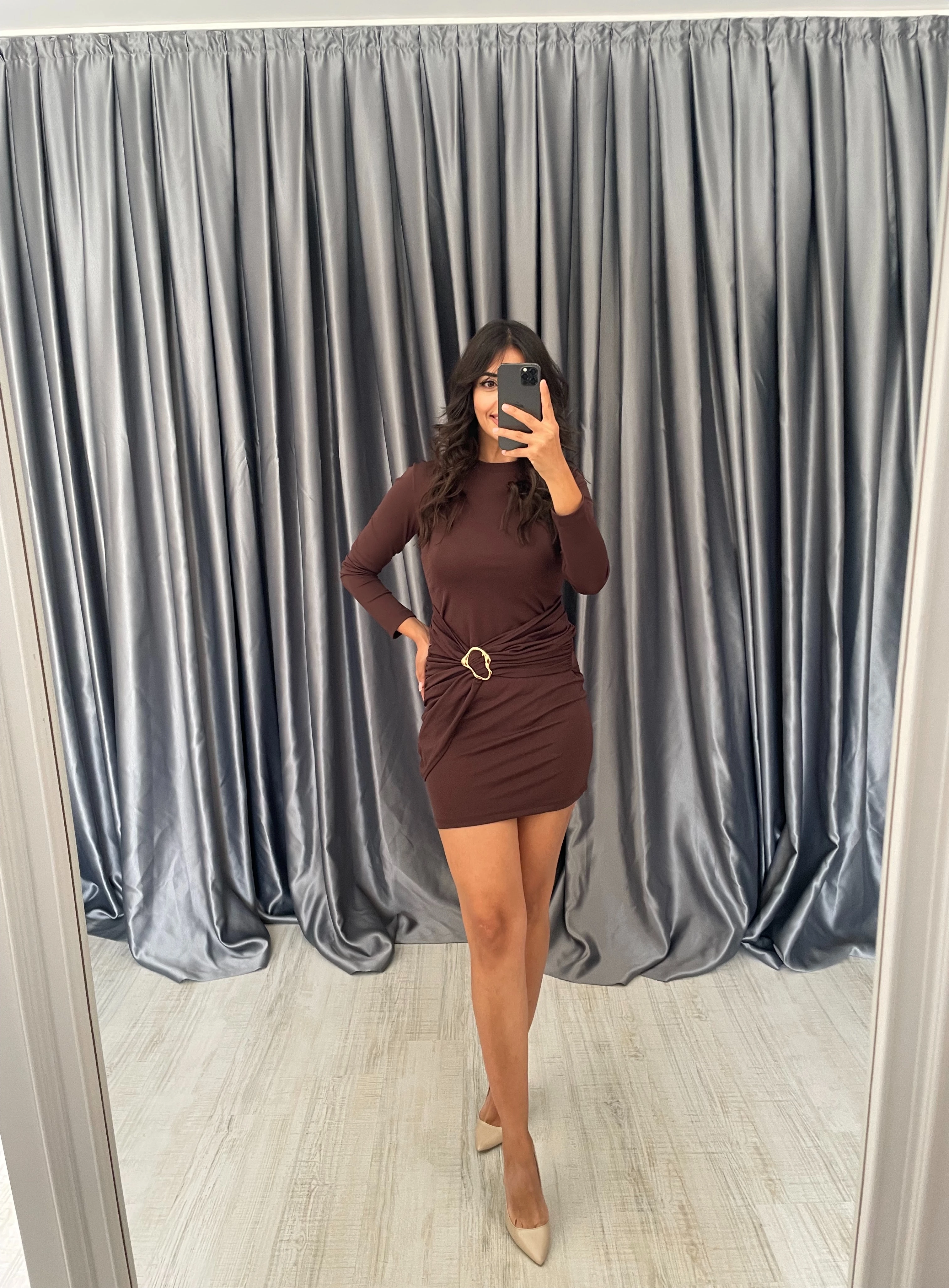 Önü Drapeli Gold Toka Detaylı Elbise  - Kahverengi