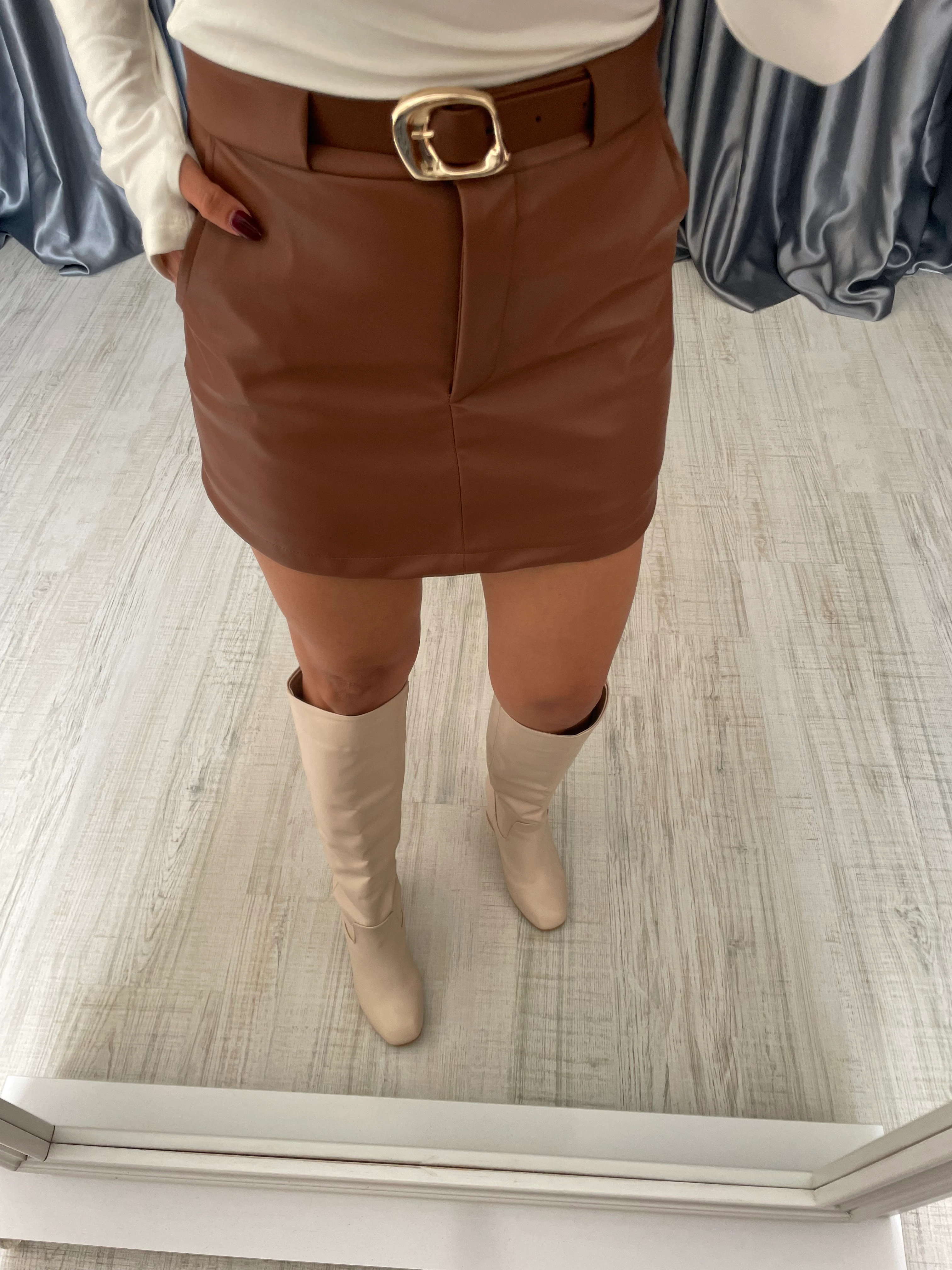 Kemer Detaylı İçi Şortlu Deri Etek 