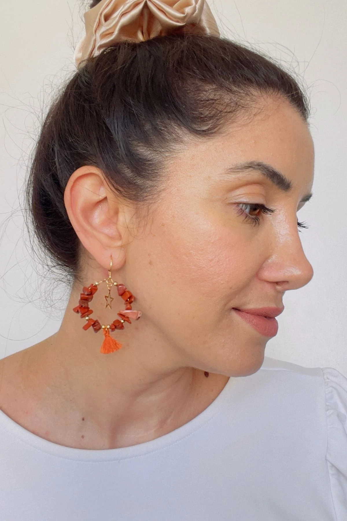 Kahverengi Taşlı Yıldız Detaylı Püsküllü Küpe