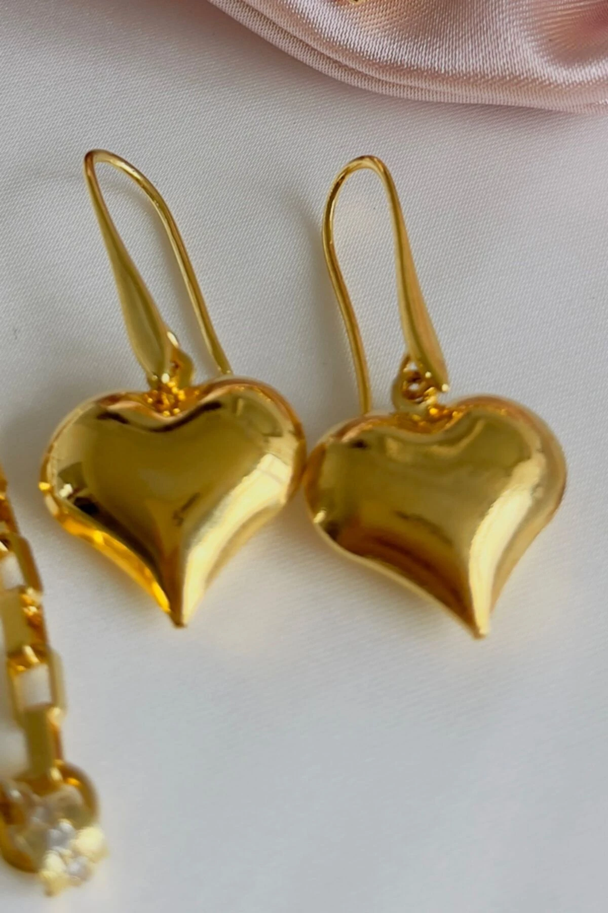 Altın Kaplama Kalpli Sallantılı Küpe