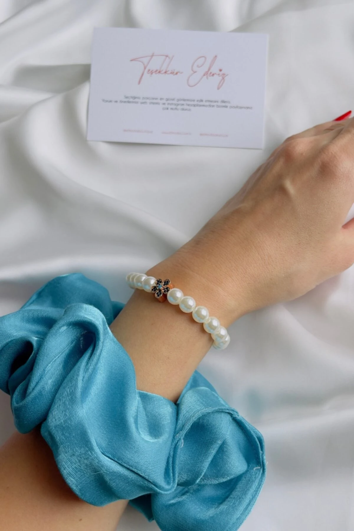 Mavi Çiçek Detaylı İnci Bileklik