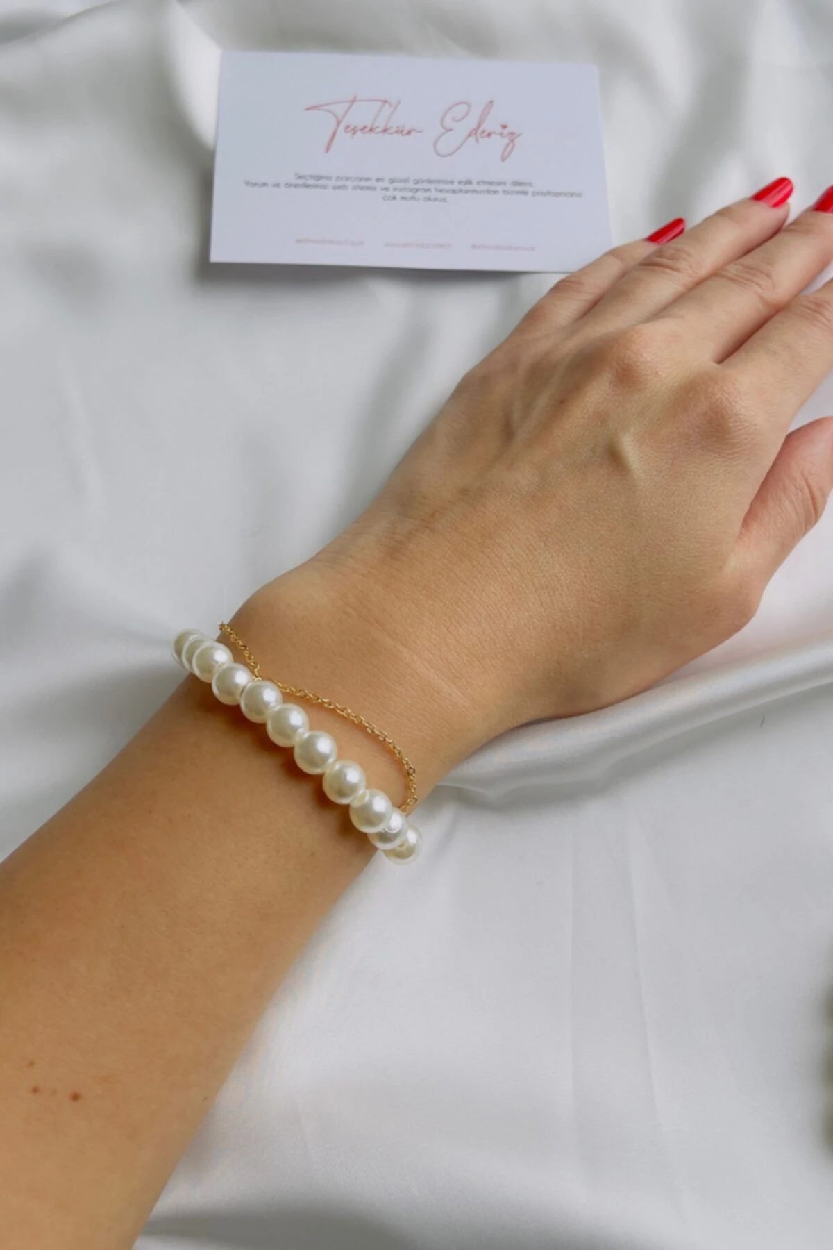 Zincir Detaylı Inci Bileklik