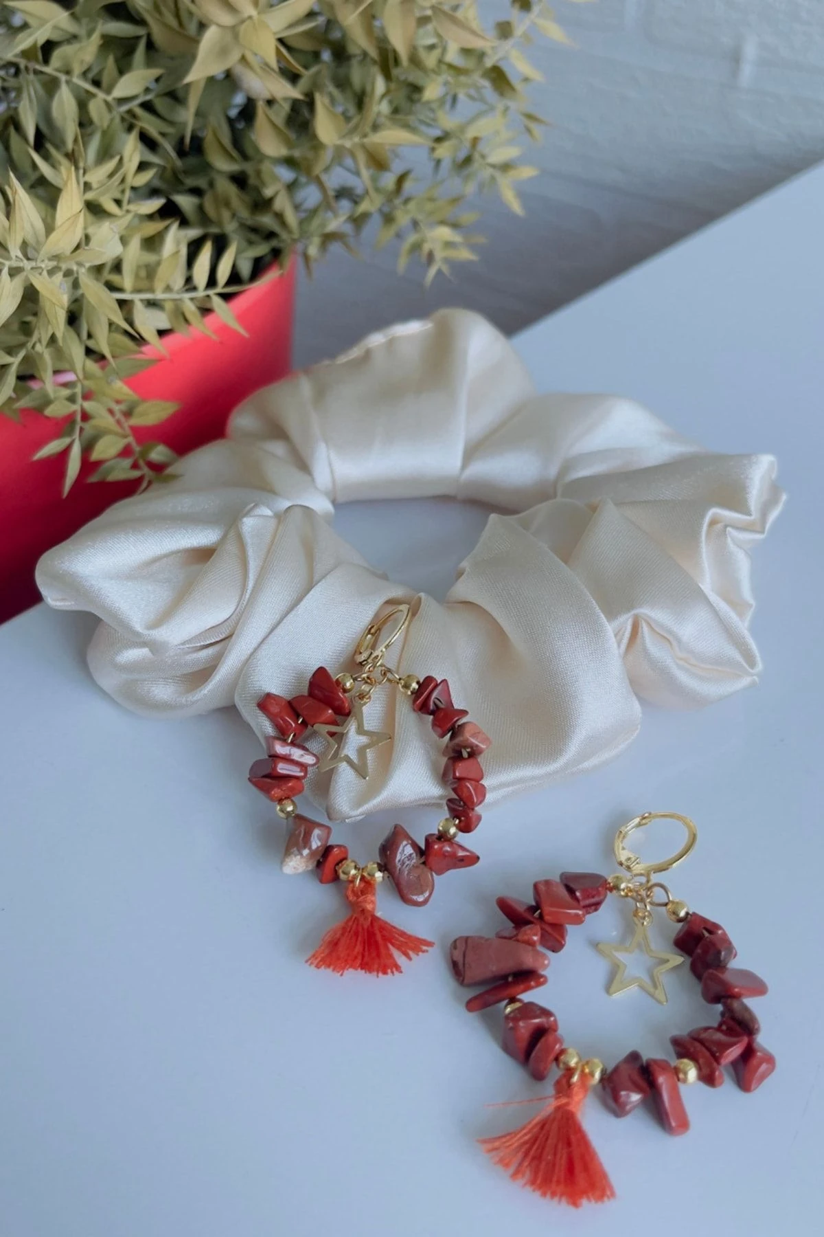 Kahverengi Taşlı Yıldız Detaylı Püsküllü Küpe