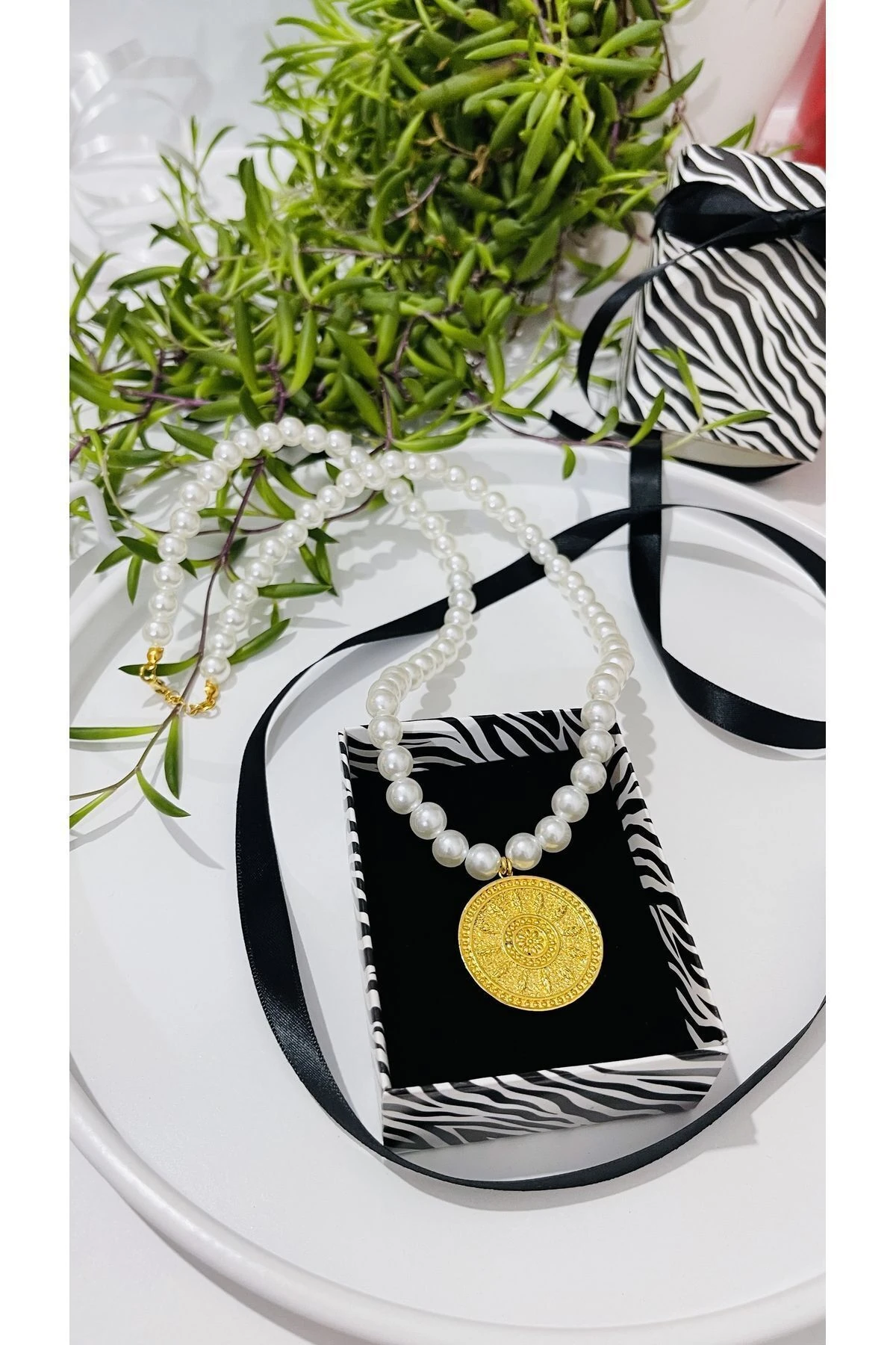 Madalyalı Uzun İnci Kolye - Hediyelik Kolye