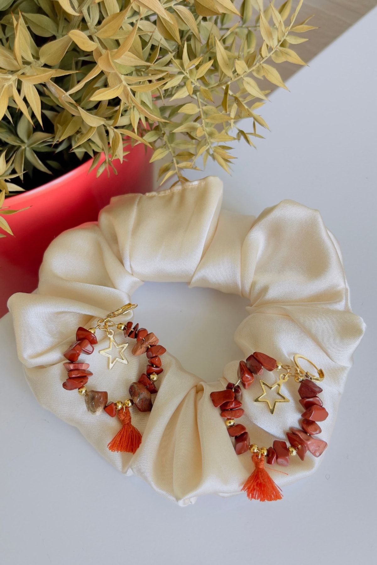 Kahverengi Taşlı Yıldız Detaylı Püsküllü Küpe