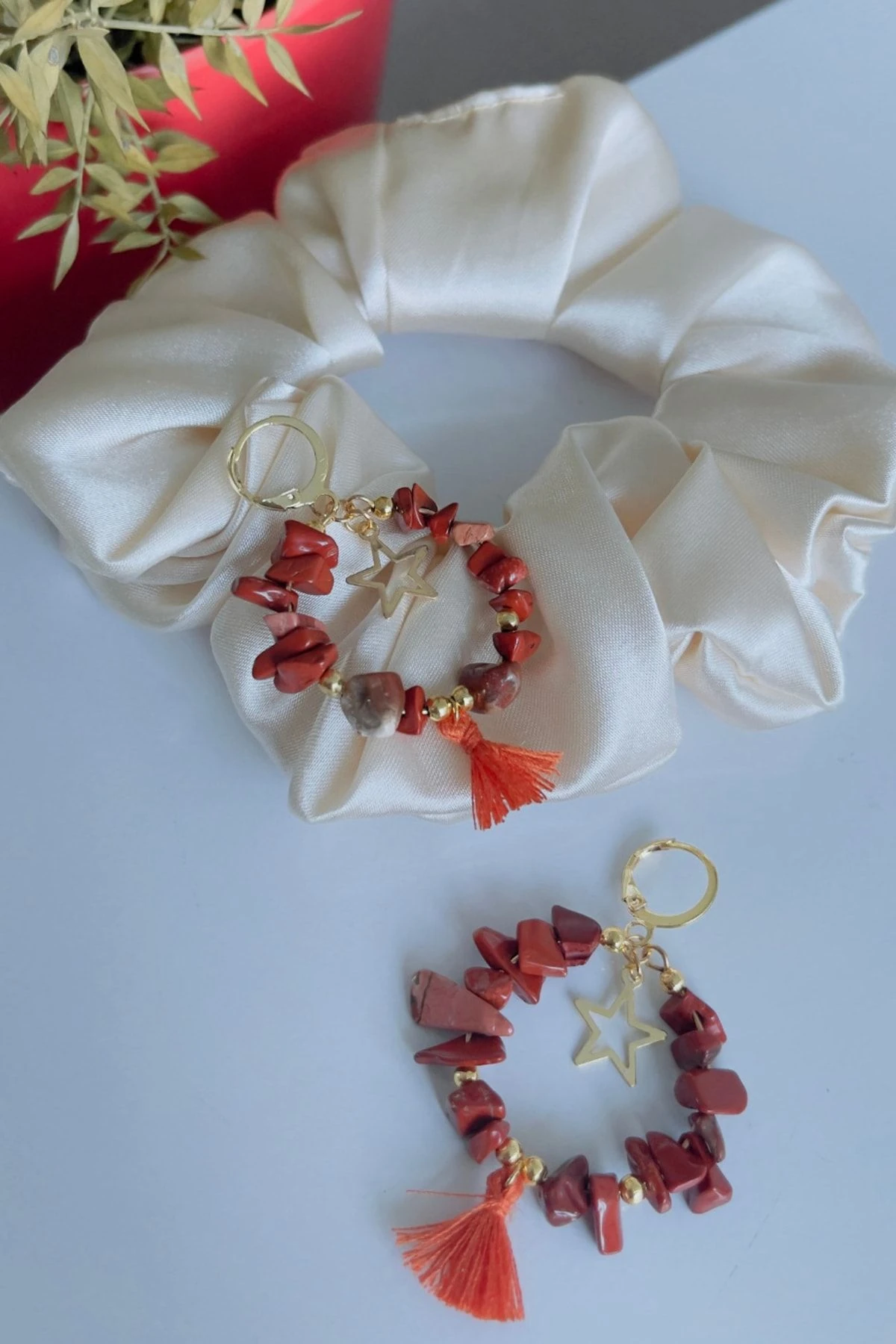 Kahverengi Taşlı Yıldız Detaylı Püsküllü Küpe