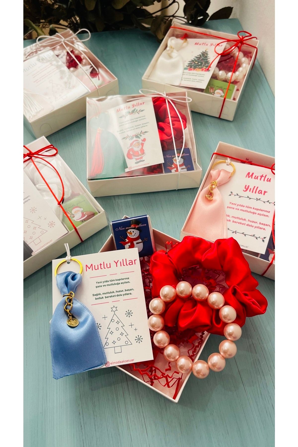 Yılbaşı Hediye Seti- Anahtarlık, Saten Toka / Inci Bileklik, Çikolatalı Set