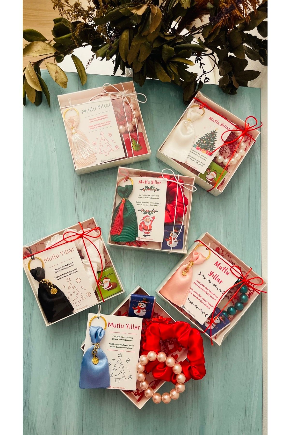 Yılbaşı Hediye Seti- Anahtarlık, Saten Toka / Inci Bileklik, Çikolatalı Set