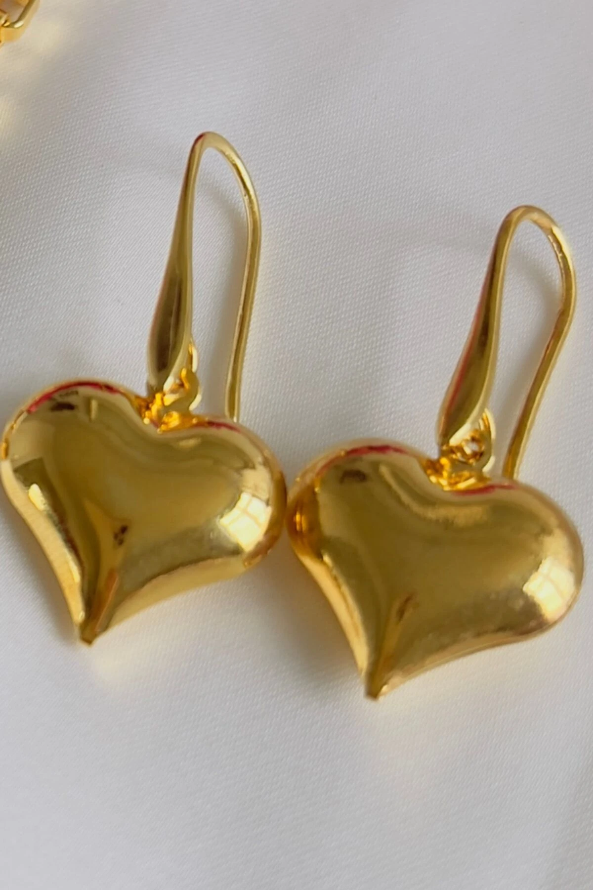 Altın Kaplama Kalpli Sallantılı Küpe