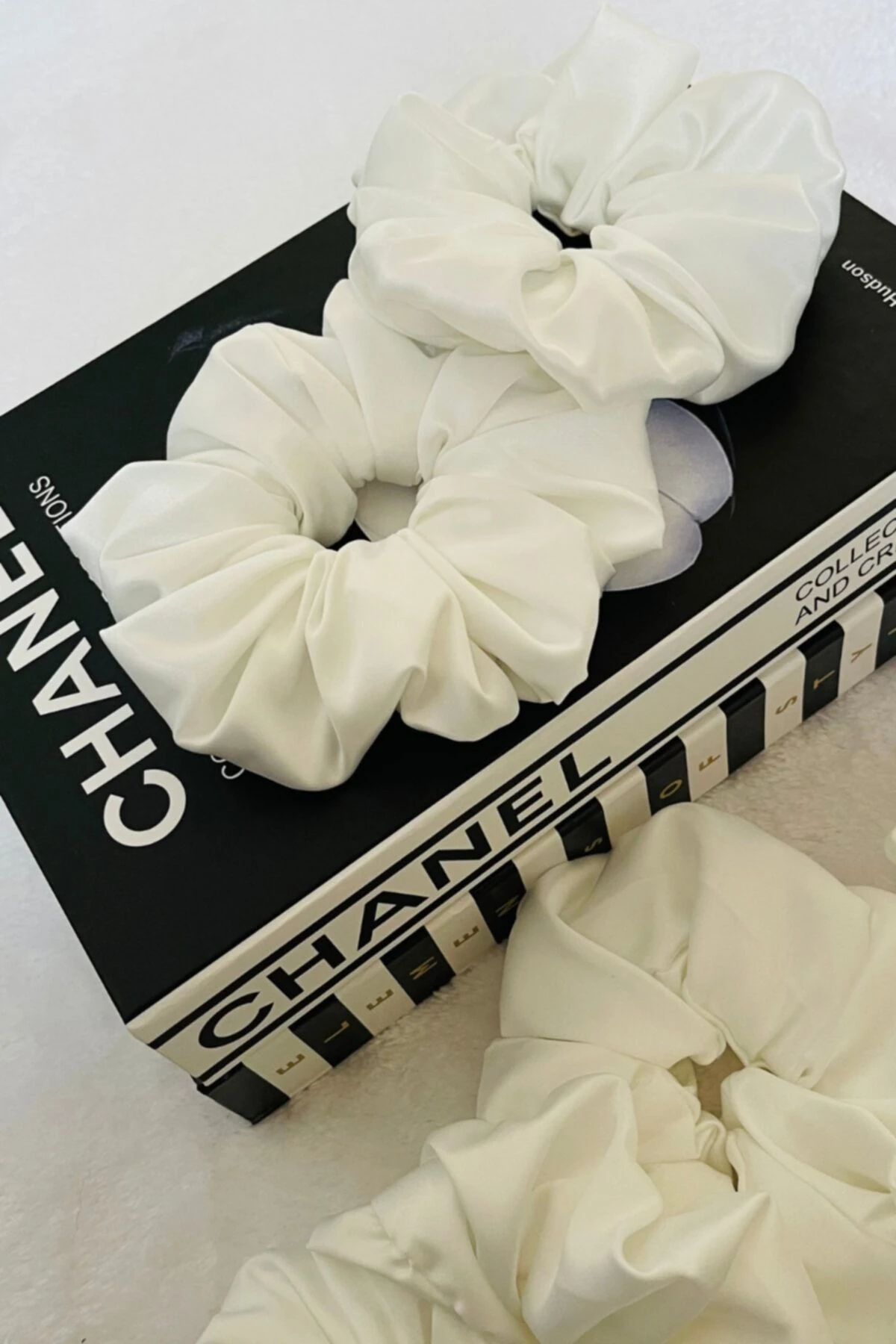 Büyük Boy Beyaz Saten Lastikli Toka