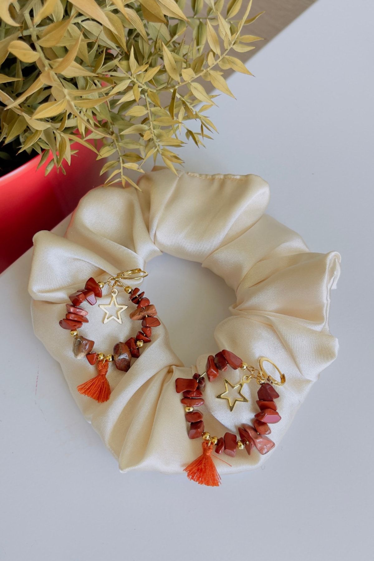 Kahverengi Taşlı Yıldız Detaylı Püsküllü Küpe