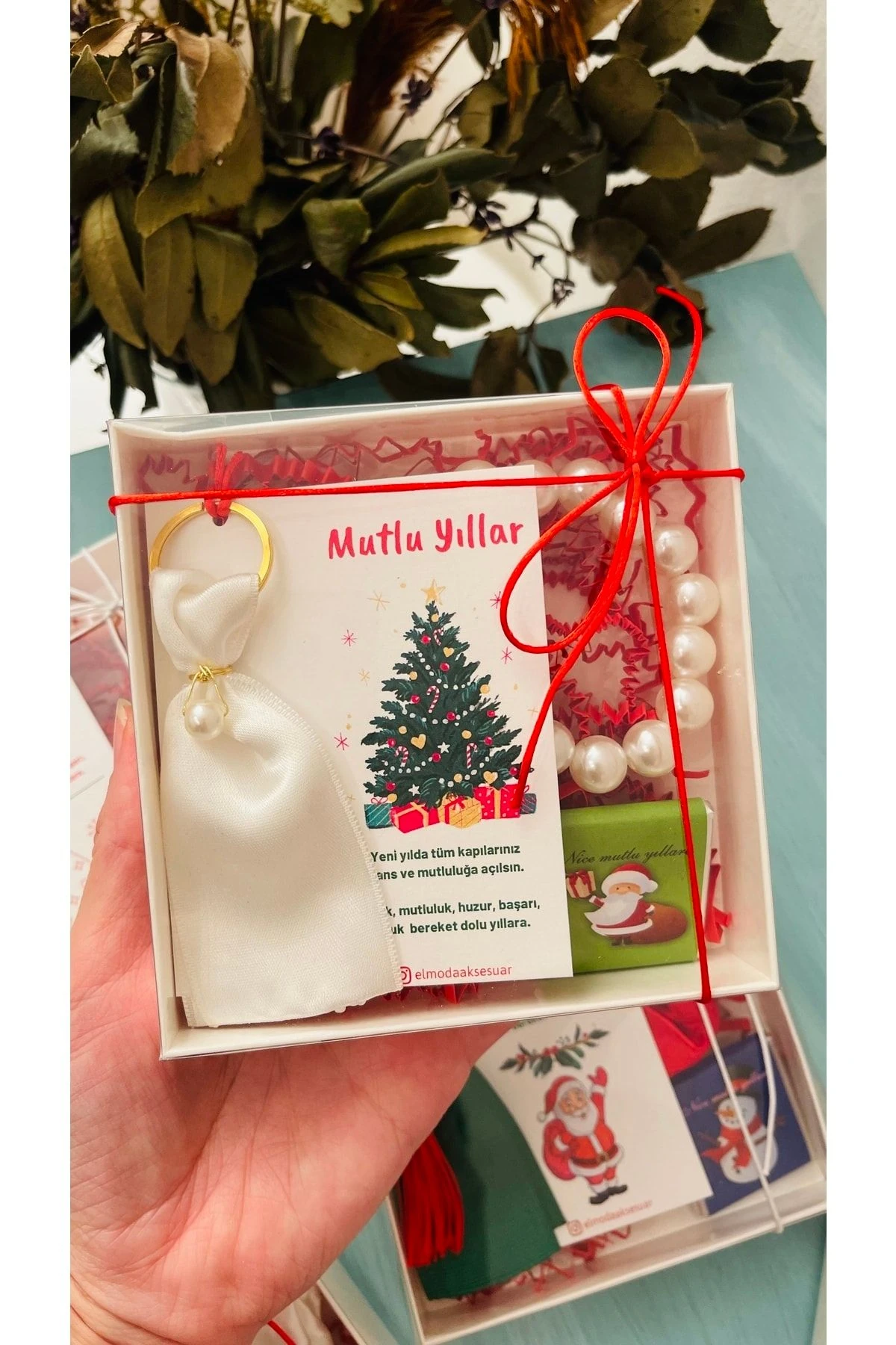 Yılbaşı Hediye Seti- Anahtarlık, Saten Toka / Inci Bileklik, Çikolatalı Set