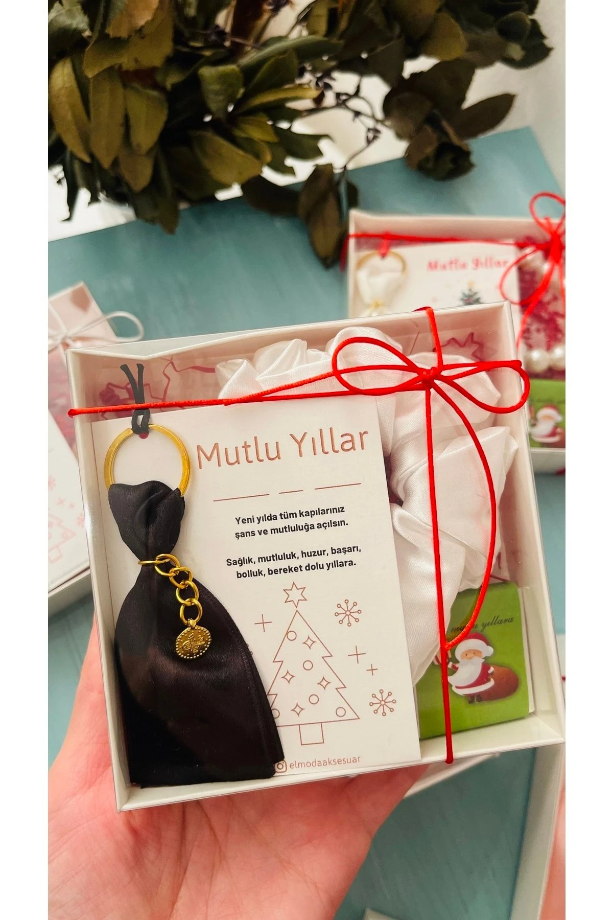Yılbaşı Hediye Seti- Anahtarlık, Saten Toka / Inci Bileklik, Çikolatalı Set