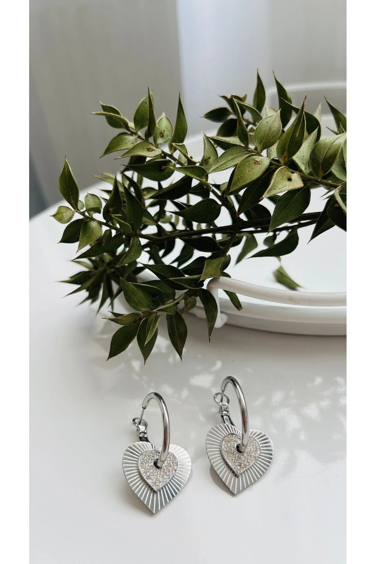 Zirkon Taşlı Kalpli Halka Çelik Küpe Gümüş