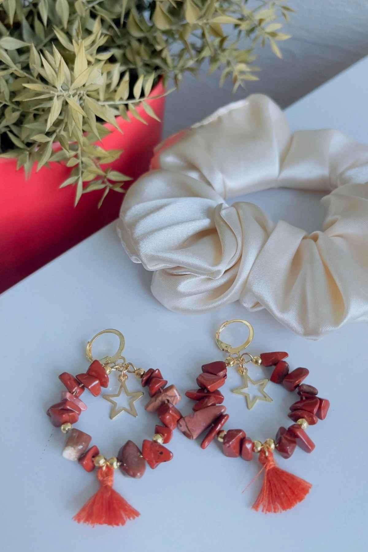 Kahverengi Taşlı Yıldız Detaylı Püsküllü Küpe